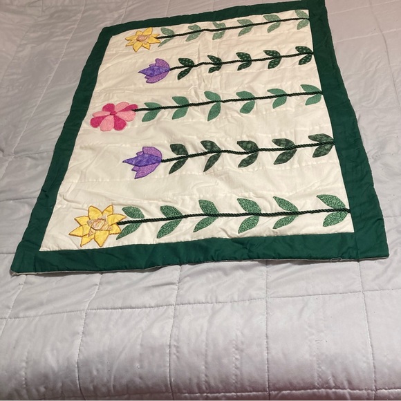 Handmade FLORAL BLOOM Spring Summer Quilt 32 x 42 inches - Picture 3 of 14